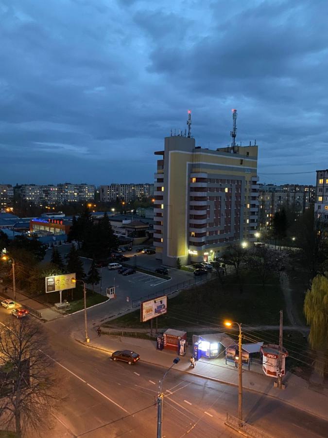 Люкс Апартаменти В Жкарена Rivne Buitenkant foto